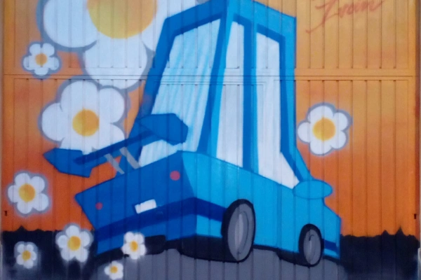 Graffiti en puerta metálica de garaje