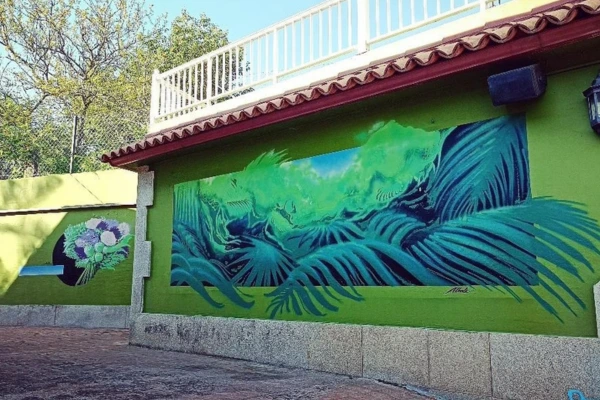 Mural decorativo público con motivos vegetales